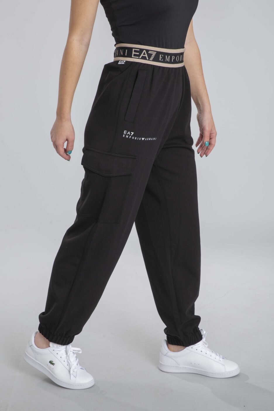 ⁦מכנסי קארגו דינמיים לאתלטית מבית Emporio Armani EA7⁩ – תמונה ⁦3⁩