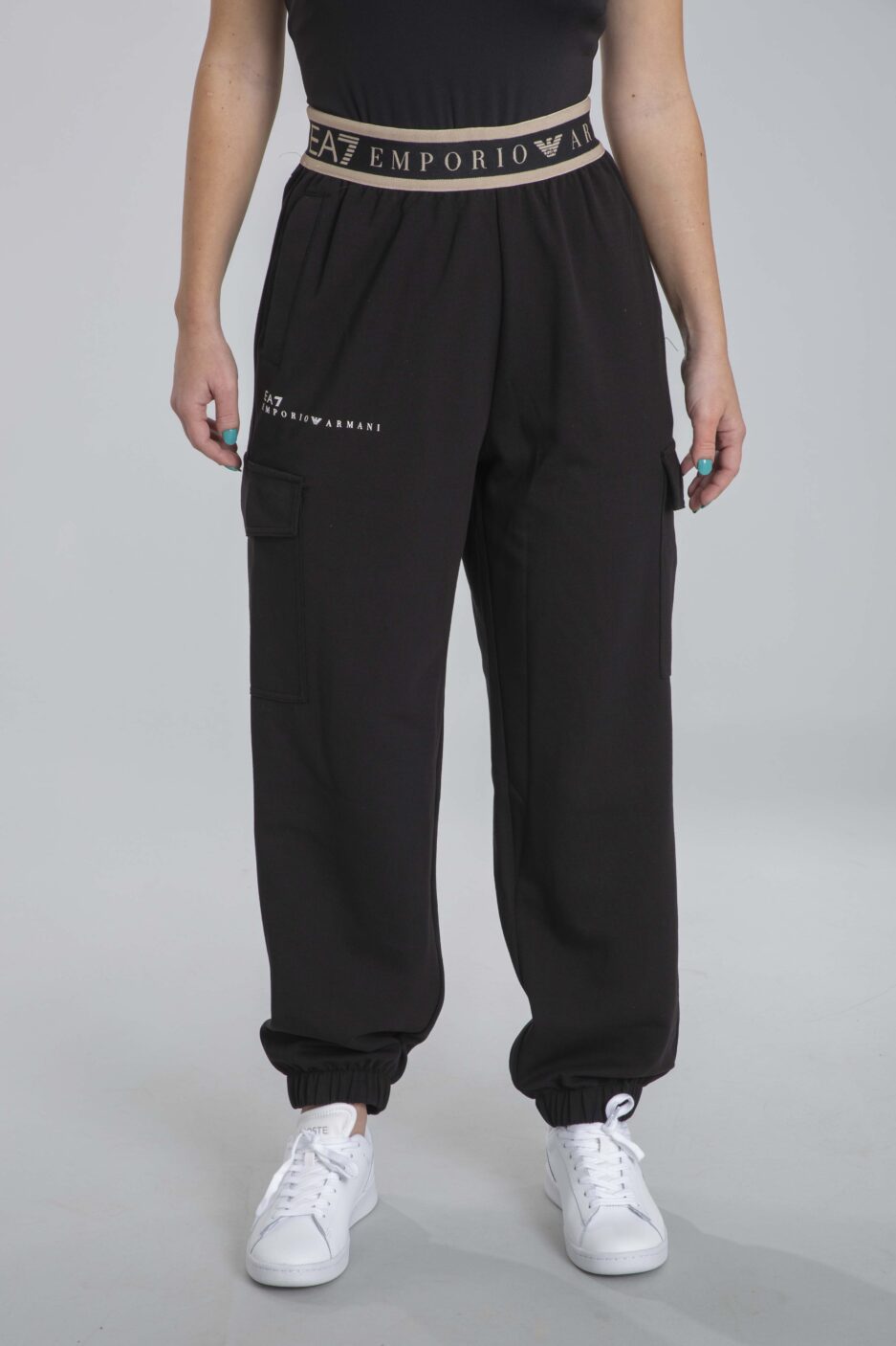 מכנסי קארגו דינמיים לאתלטית מבית Emporio Armani EA7