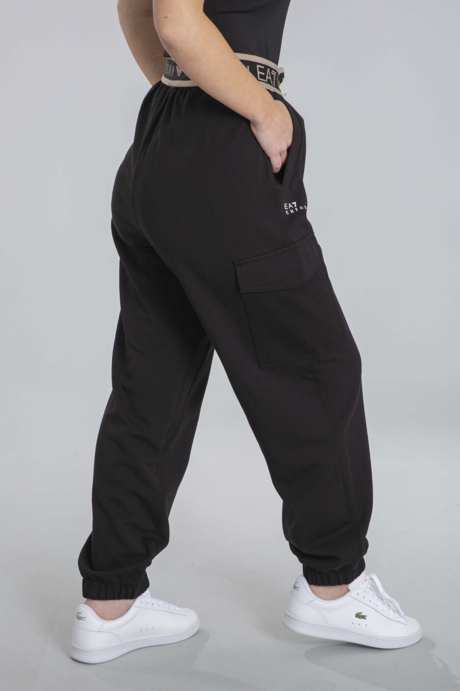 ⁦מכנסי קארגו דינמיים לאתלטית מבית Emporio Armani EA7⁩ – תמונה ⁦2⁩