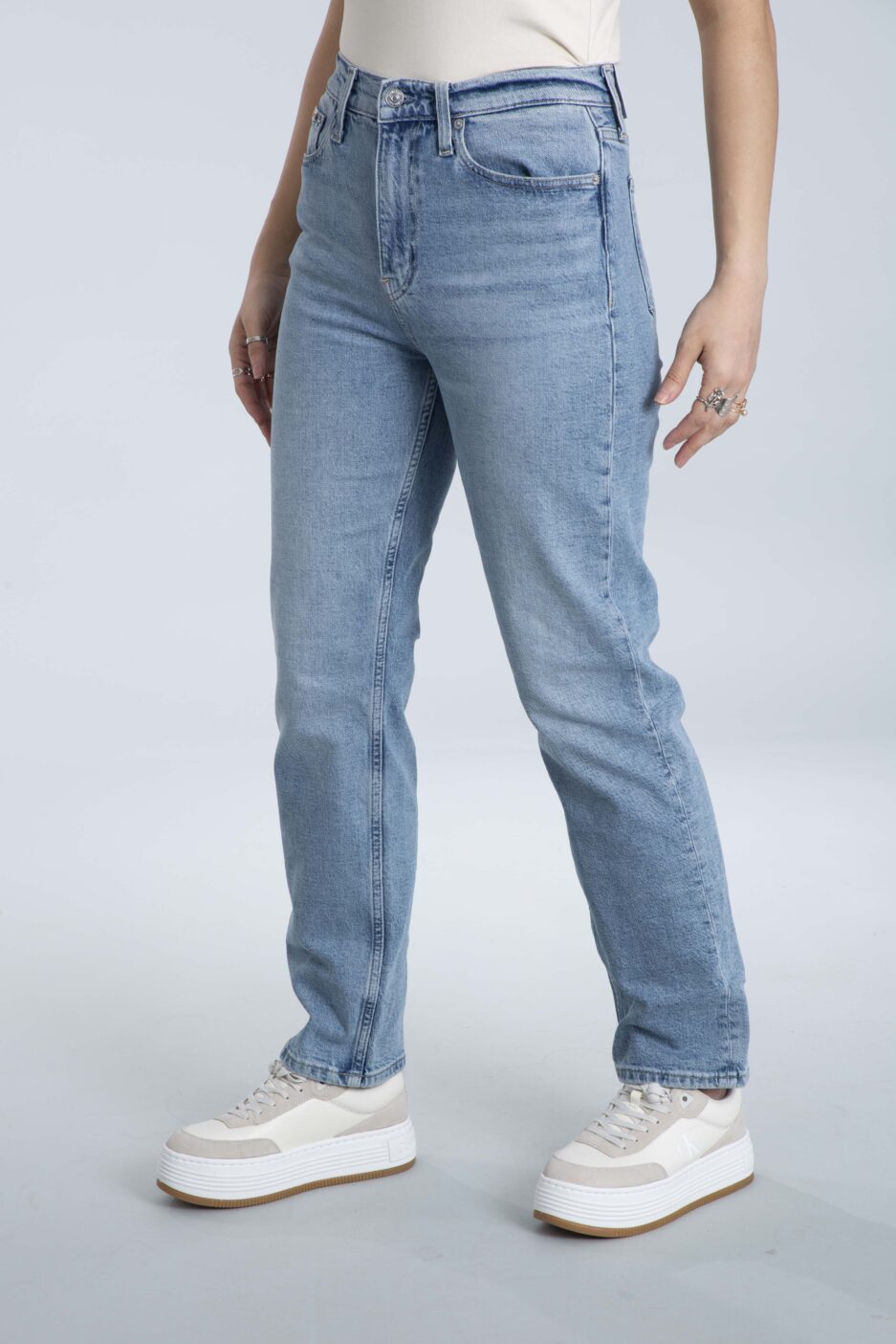 ⁦ג'ינס סטרייט היי רייז של Calvin Klein⁩ – תמונה ⁦4⁩