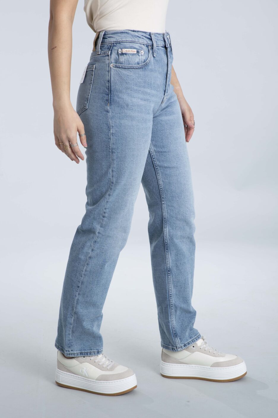 ⁦ג'ינס סטרייט היי רייז של Calvin Klein⁩ – תמונה ⁦3⁩