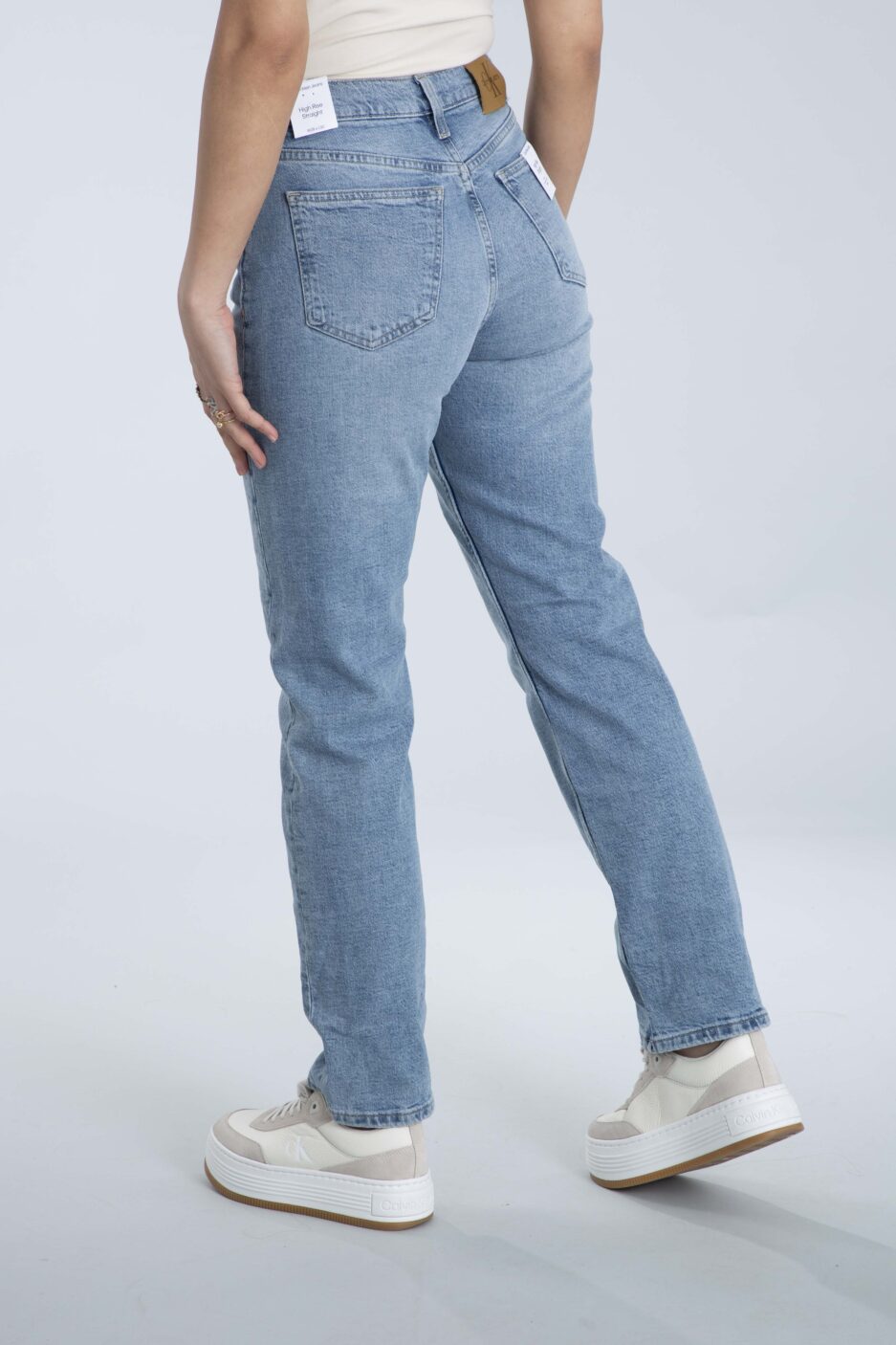 ⁦ג'ינס סטרייט היי רייז של Calvin Klein⁩ – תמונה ⁦2⁩