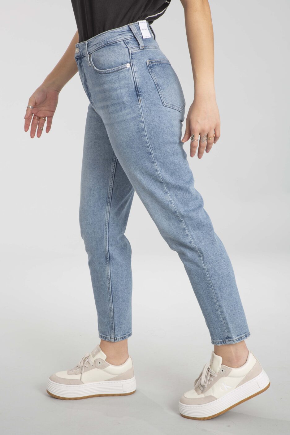 ⁦ג'ינס MOM של Calvin Klein לנשים⁩ – תמונה ⁦4⁩