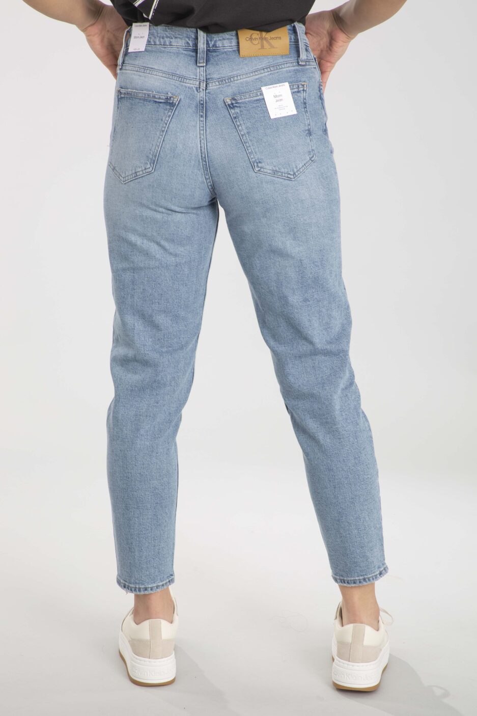 ⁦ג'ינס MOM של Calvin Klein לנשים⁩ – תמונה ⁦2⁩