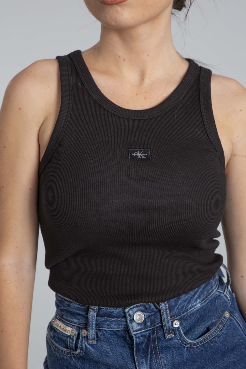 ⁦גופיה ריבית צרה מכותנה מקולקציית Calvin Klein⁩ – תמונה ⁦4⁩
