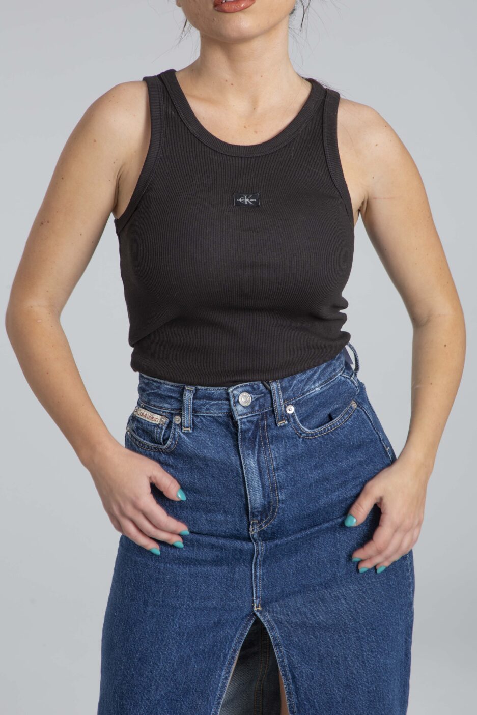 ⁦גופיה ריבית צרה מכותנה מקולקציית Calvin Klein⁩ – תמונה ⁦2⁩