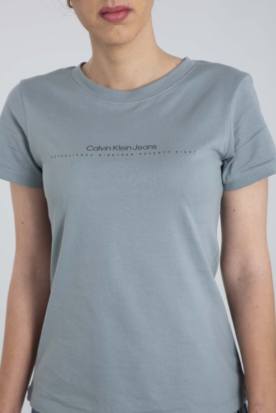 ⁦טי שירט סלים לוגו של Calvin Klein⁩ – תמונה ⁦4⁩