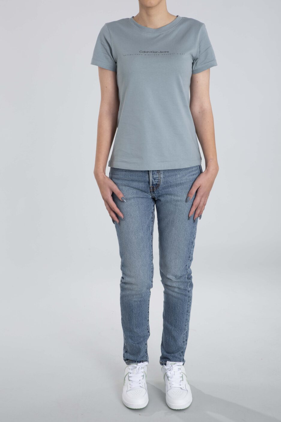 ⁦טי שירט סלים לוגו של Calvin Klein⁩ – תמונה ⁦2⁩