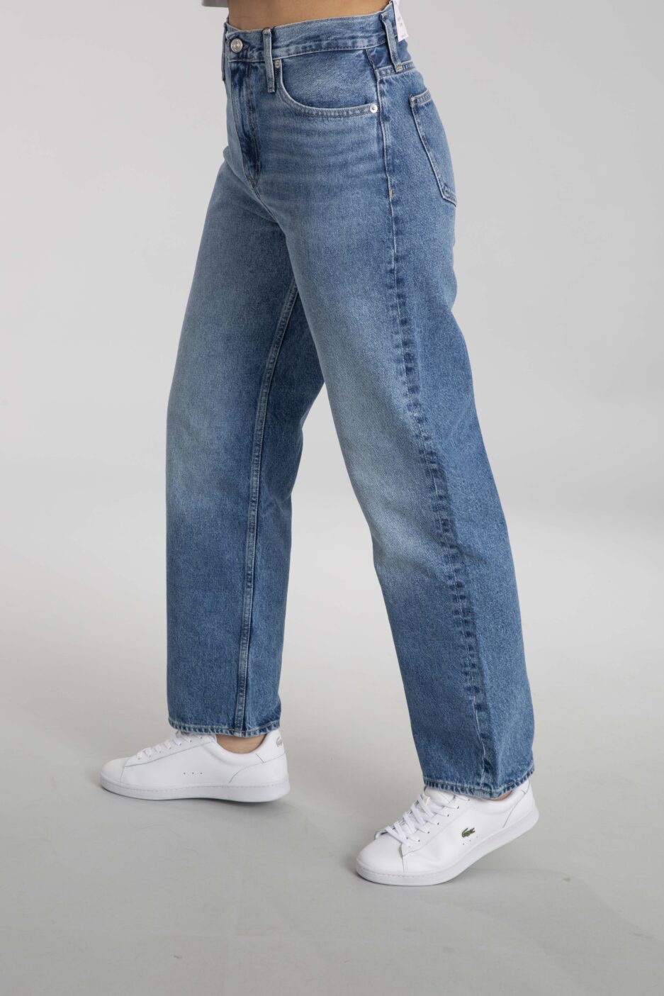 ⁦ג'ינס גבוה רחב של Calvin Klein⁩ – תמונה ⁦4⁩