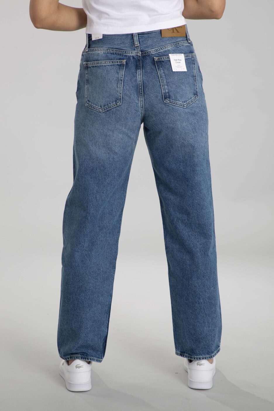 ⁦ג'ינס גבוה רחב של Calvin Klein⁩ – תמונה ⁦2⁩