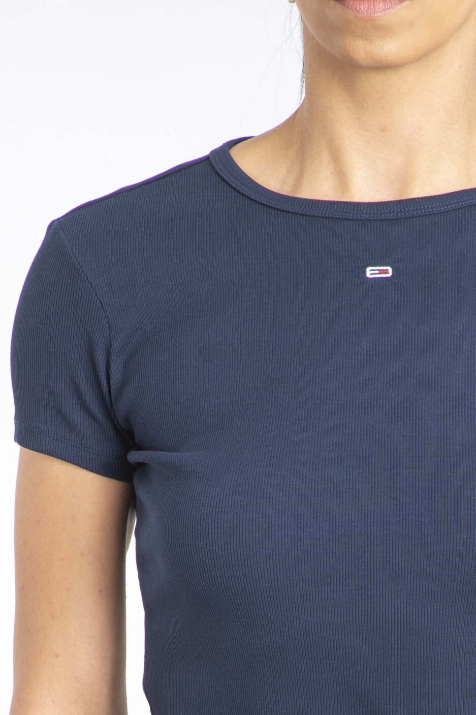 ⁦חולצת ריב קלאסית Slim Essential מבית Tommy Jeans⁩ – תמונה ⁦10⁩