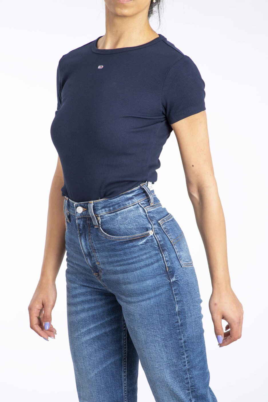 ⁦חולצת ריב קלאסית Slim Essential מבית Tommy Jeans⁩ – תמונה ⁦6⁩