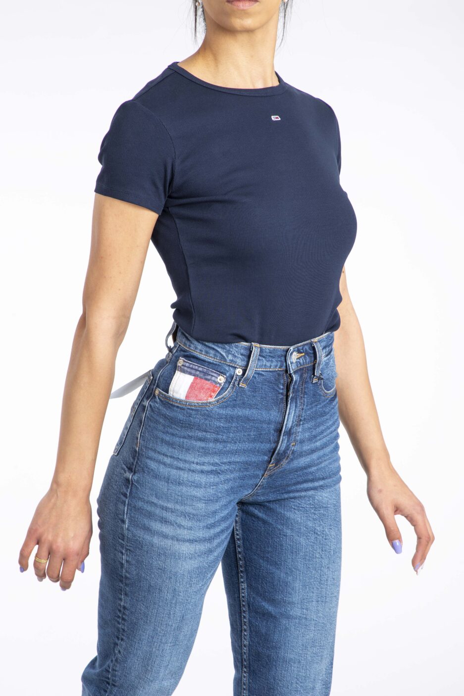 ⁦חולצת ריב קלאסית Slim Essential מבית Tommy Jeans⁩ – תמונה ⁦3⁩