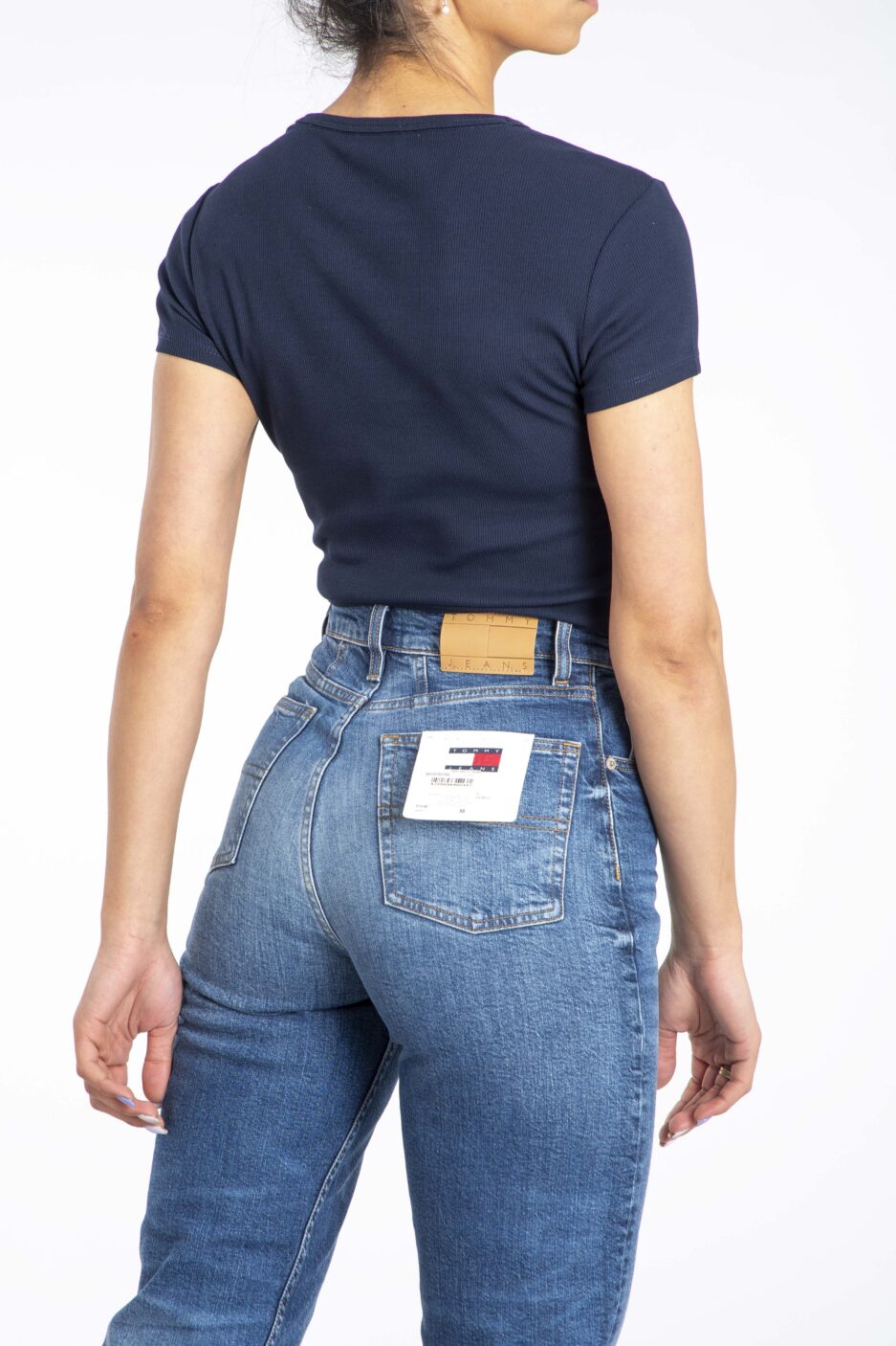 ⁦חולצת ריב קלאסית Slim Essential מבית Tommy Jeans⁩ – תמונה ⁦12⁩