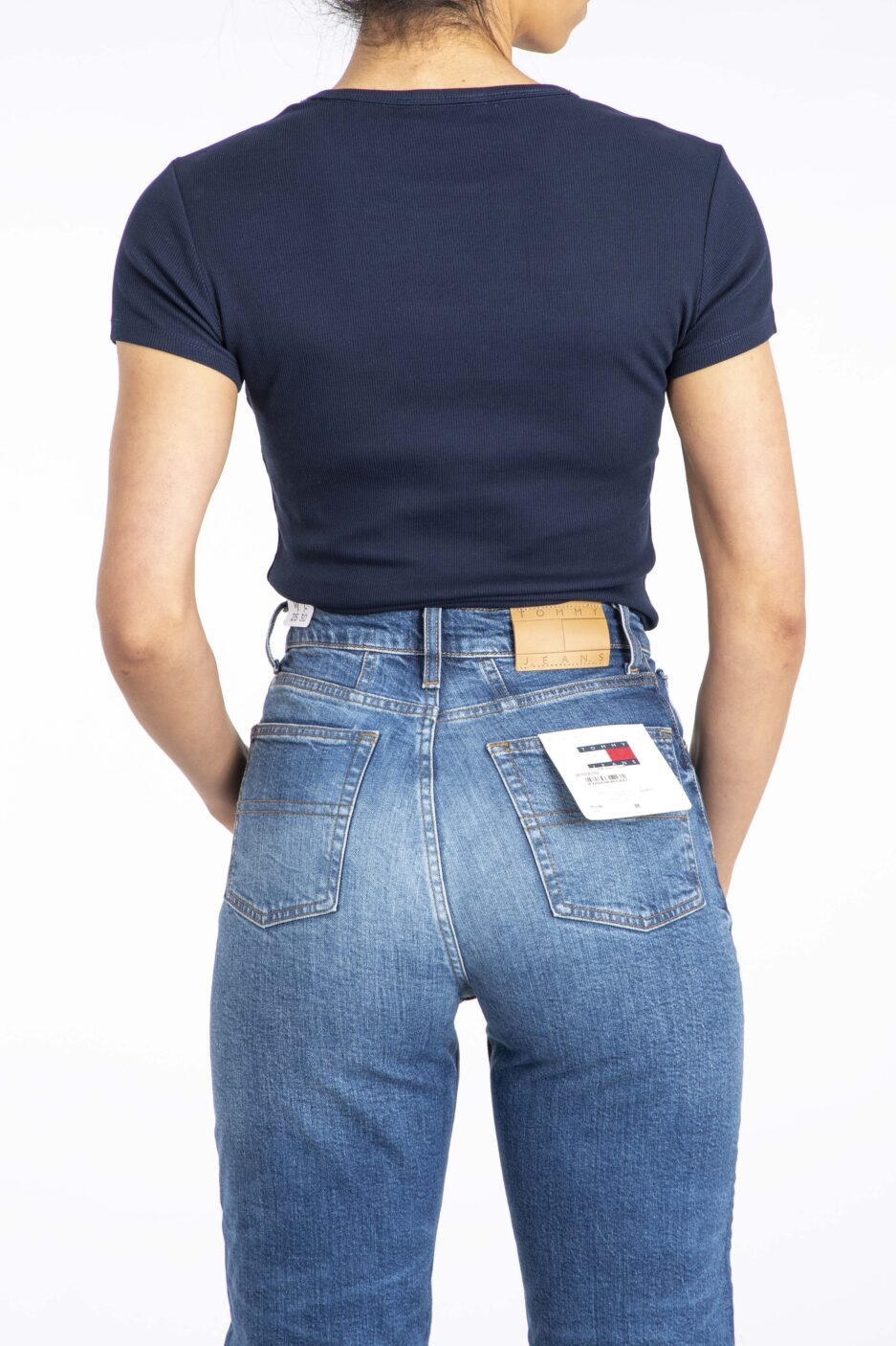 ⁦חולצת ריב קלאסית Slim Essential מבית Tommy Jeans⁩ – תמונה ⁦8⁩