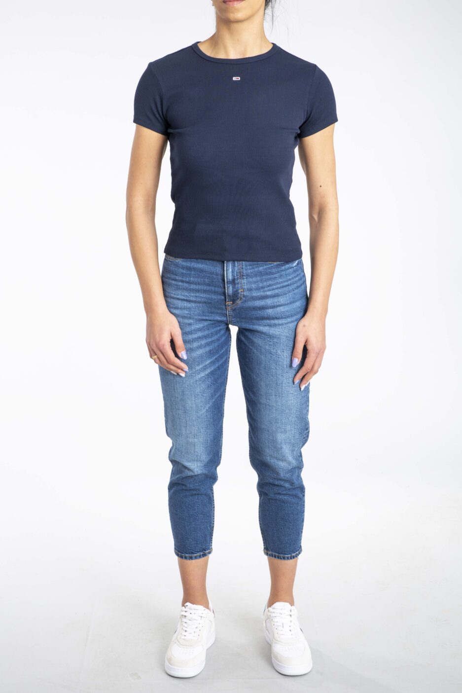 ⁦חולצת ריב קלאסית Slim Essential מבית Tommy Jeans⁩ – תמונה ⁦11⁩