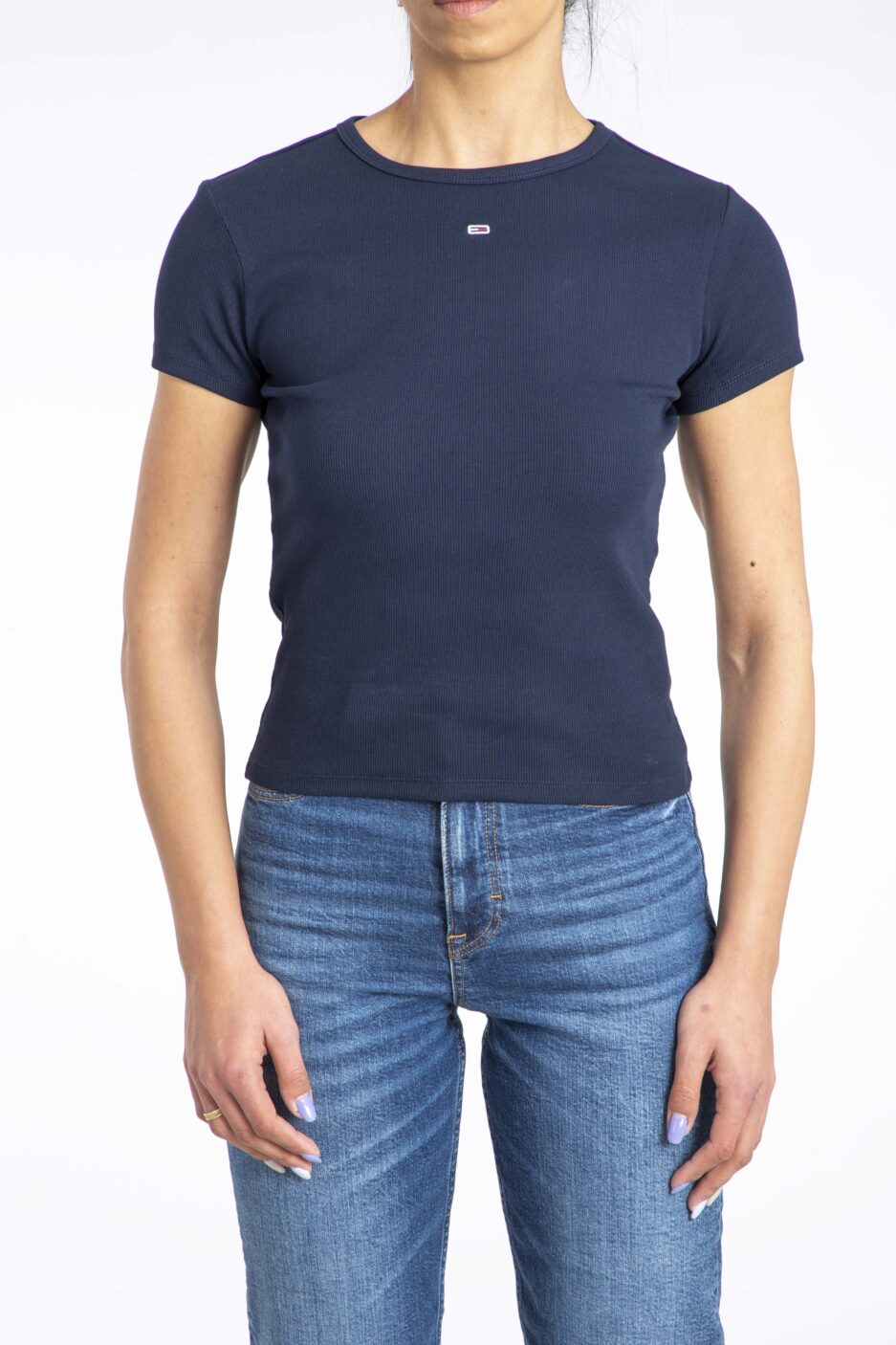 ⁦חולצת ריב קלאסית Slim Essential מבית Tommy Jeans⁩ – תמונה ⁦5⁩