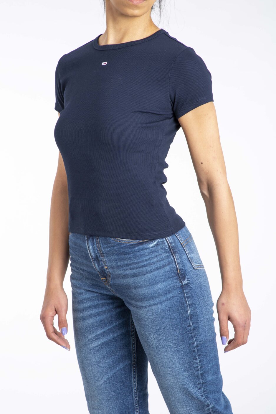 ⁦חולצת ריב קלאסית Slim Essential מבית Tommy Jeans⁩ – תמונה ⁦13⁩