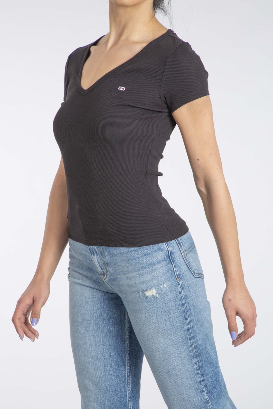 ⁦טישרט Tommy Jeans נשים – גזרת SLIM⁩ – תמונה ⁦8⁩
