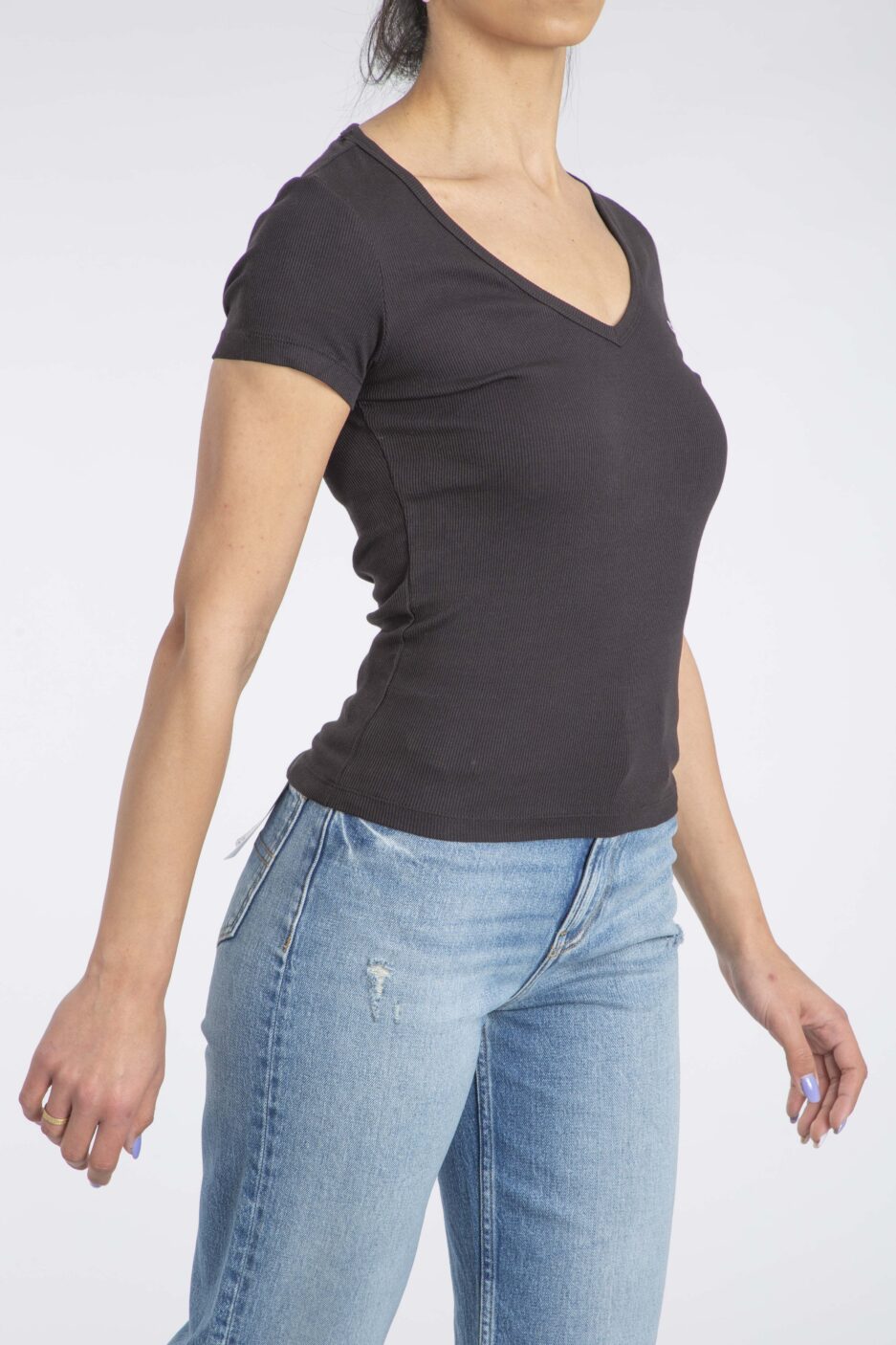 ⁦טישרט Tommy Jeans נשים – גזרת SLIM⁩ – תמונה ⁦4⁩