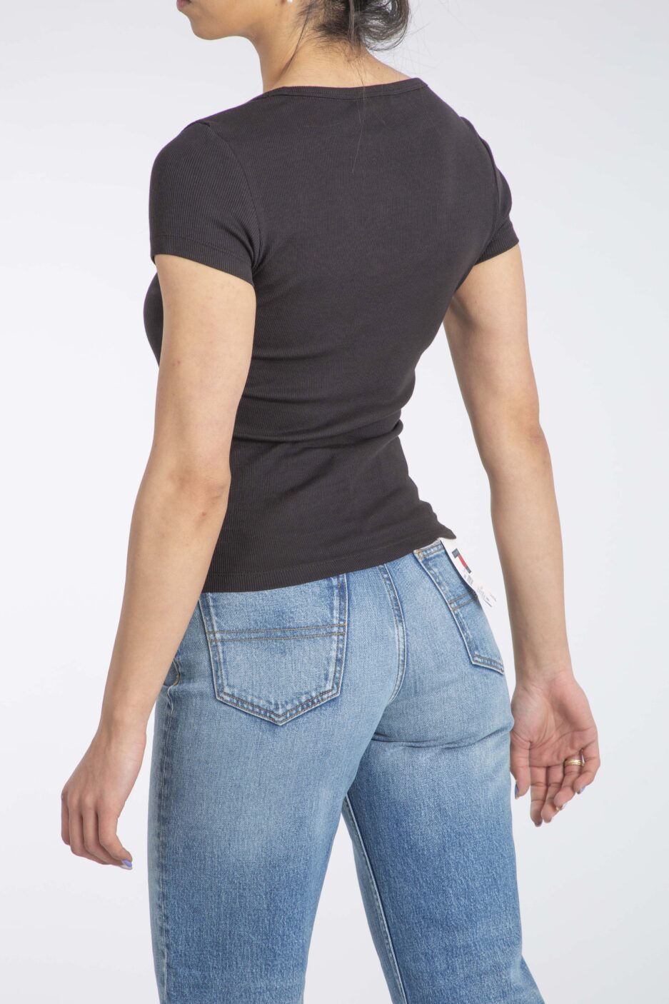⁦טישרט Tommy Jeans נשים – גזרת SLIM⁩ – תמונה ⁦2⁩