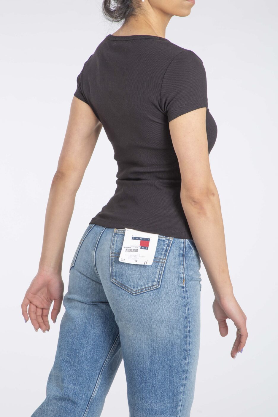 ⁦טישרט Tommy Jeans נשים – גזרת SLIM⁩ – תמונה ⁦7⁩