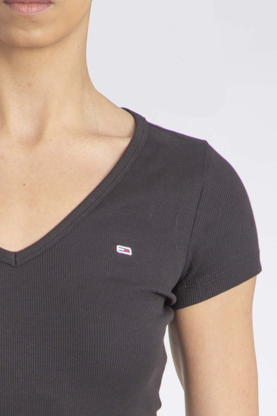 ⁦טישרט Tommy Jeans נשים – גזרת SLIM⁩ – תמונה ⁦5⁩