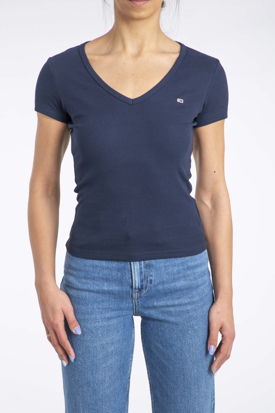 ⁦חולצת טי לנשים Tommy Jeans Slim Essential V-Neck⁩ – תמונה ⁦7⁩