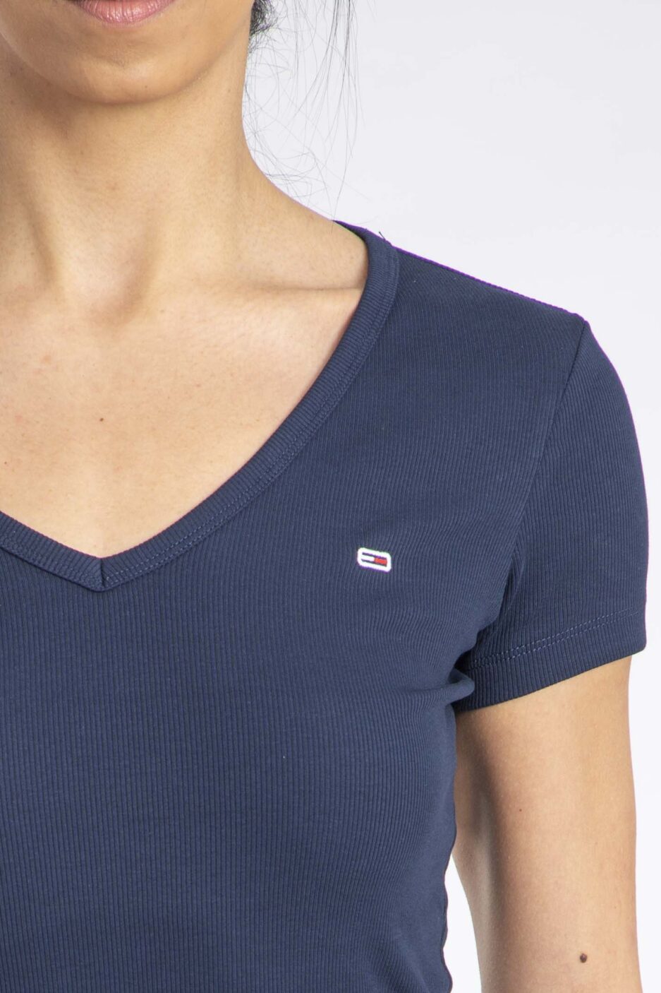 ⁦חולצת טי לנשים Tommy Jeans Slim Essential V-Neck⁩ – תמונה ⁦8⁩
