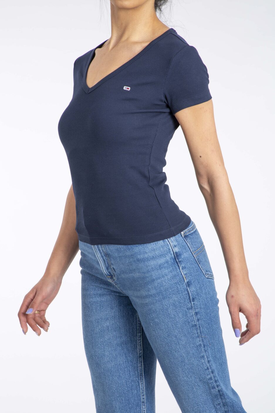 ⁦חולצת טי לנשים Tommy Jeans Slim Essential V-Neck⁩ – תמונה ⁦9⁩