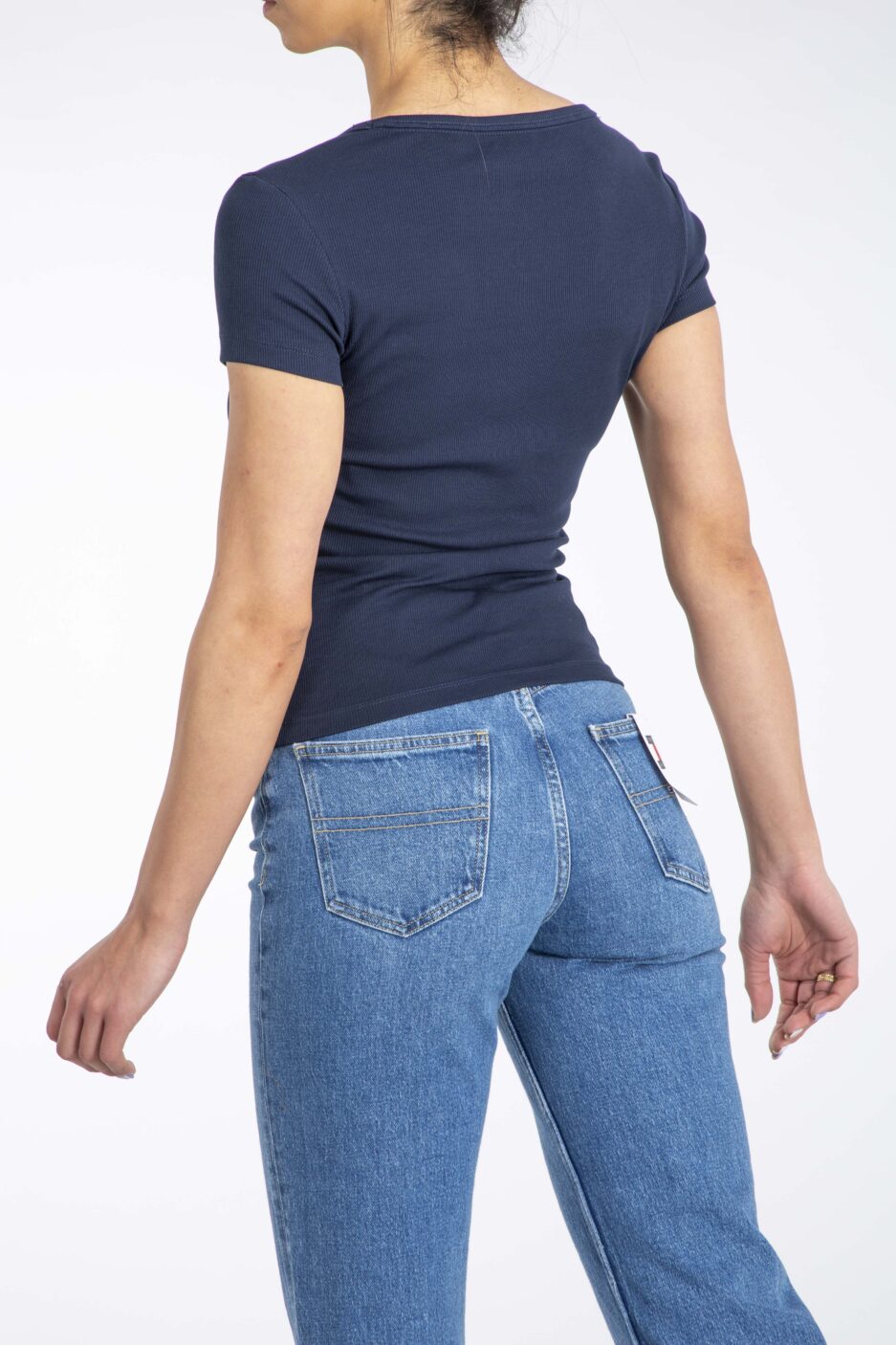 ⁦חולצת טי לנשים Tommy Jeans Slim Essential V-Neck⁩ – תמונה ⁦5⁩