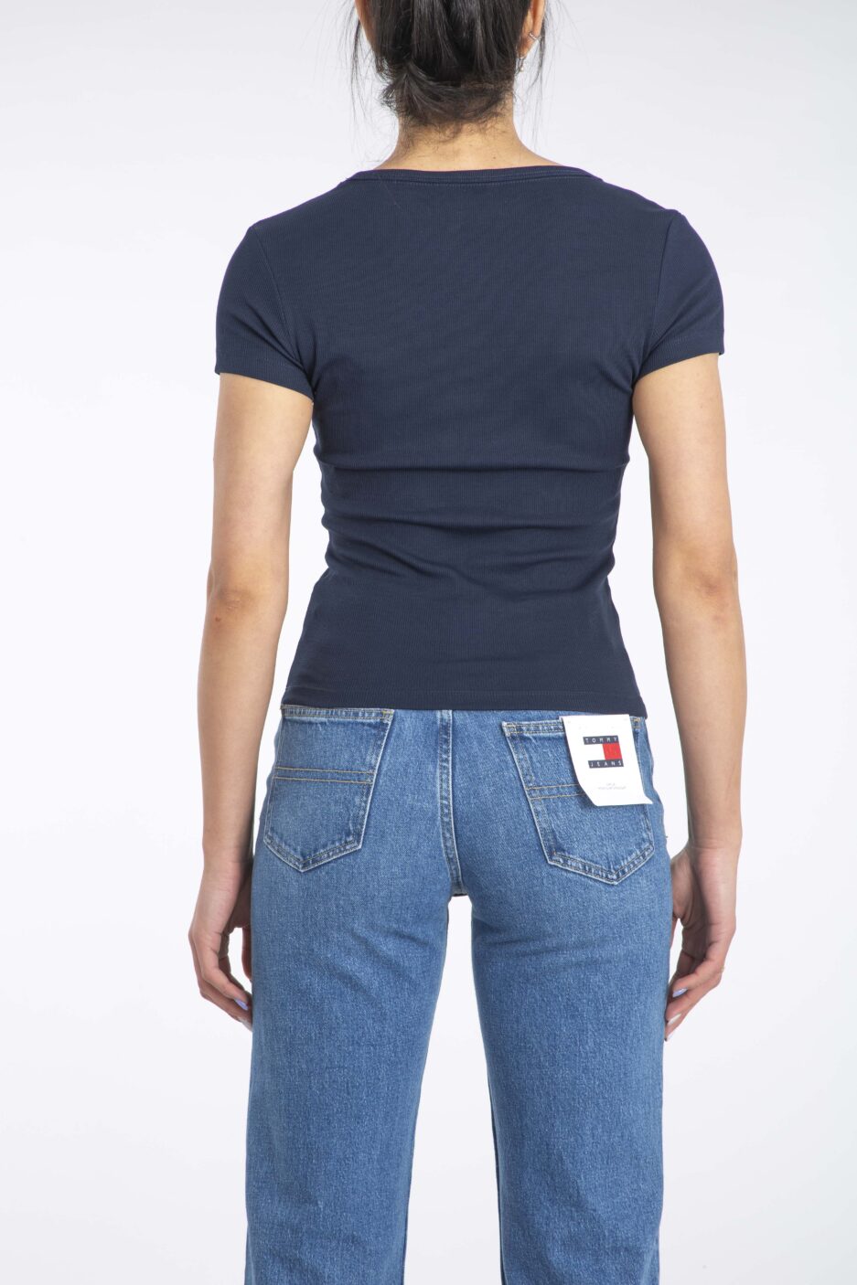 ⁦חולצת טי לנשים Tommy Jeans Slim Essential V-Neck⁩ – תמונה ⁦2⁩
