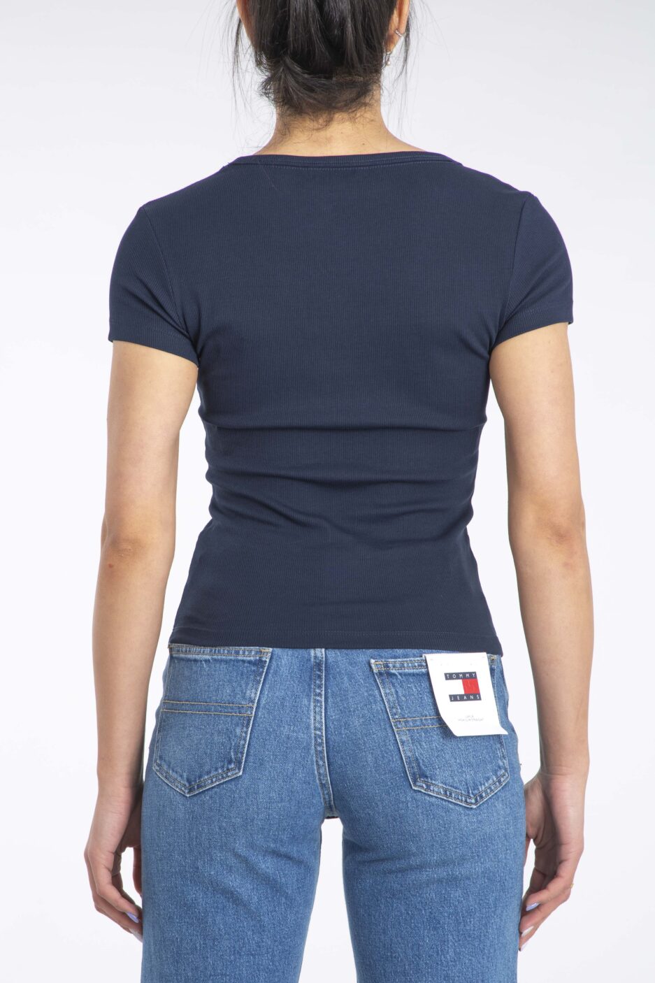 ⁦חולצת טי לנשים Tommy Jeans Slim Essential V-Neck⁩ – תמונה ⁦3⁩