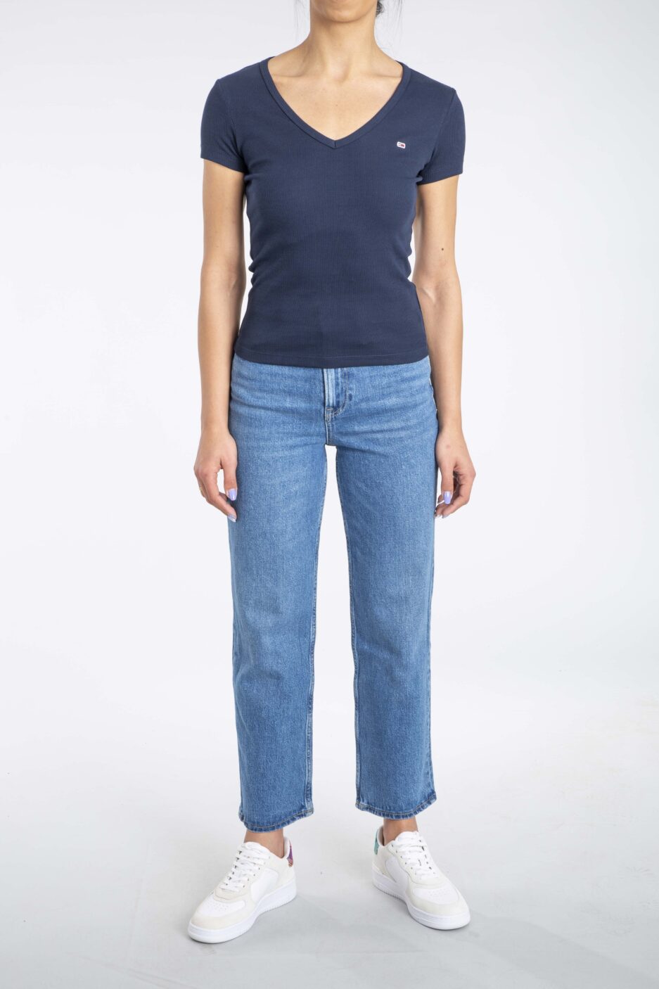 ⁦חולצת טי לנשים Tommy Jeans Slim Essential V-Neck⁩ – תמונה ⁦4⁩