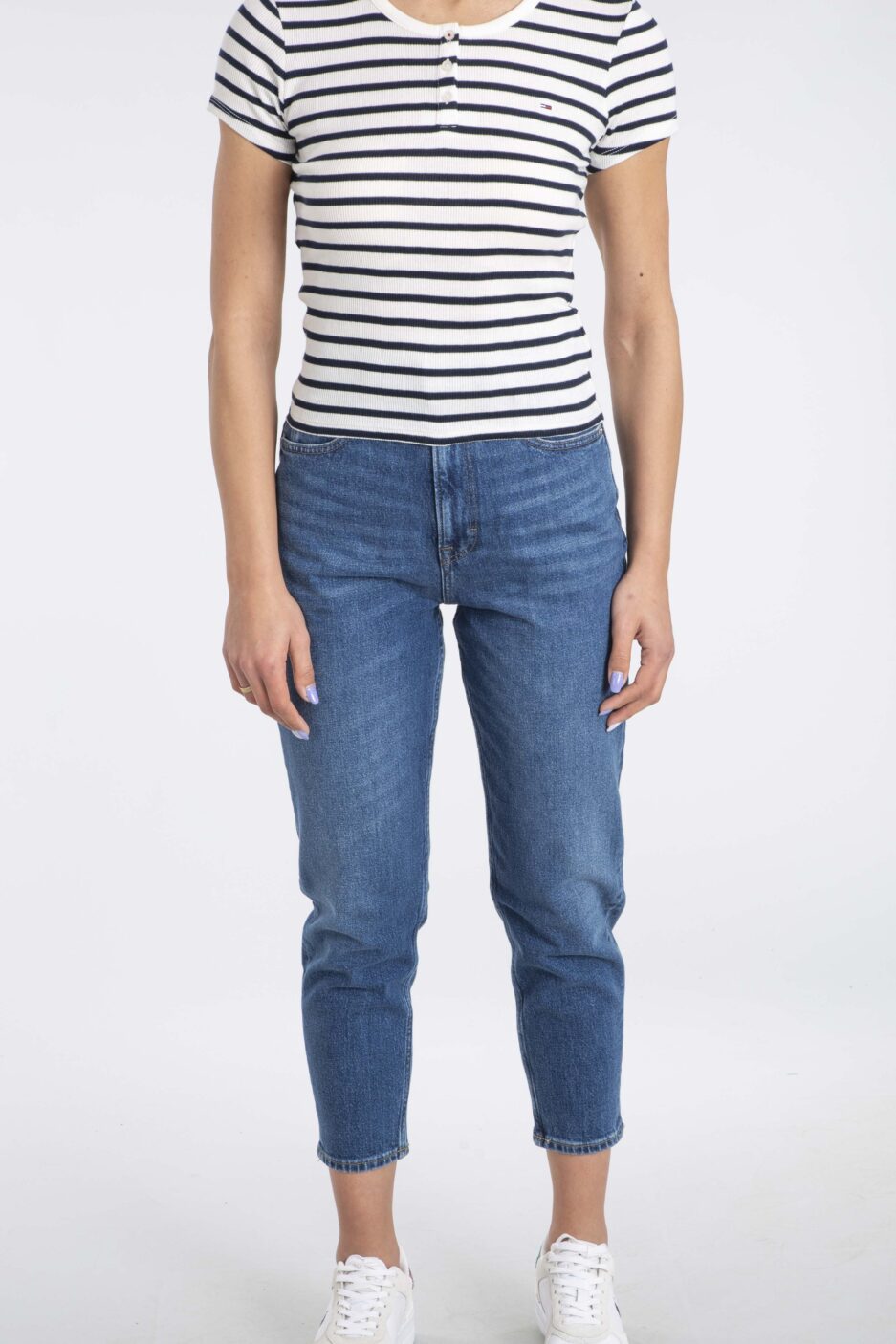 ⁦חולצת טי Tommy Jeans לנשים – דגם פסים עם כפתורים⁩ – תמונה ⁦7⁩