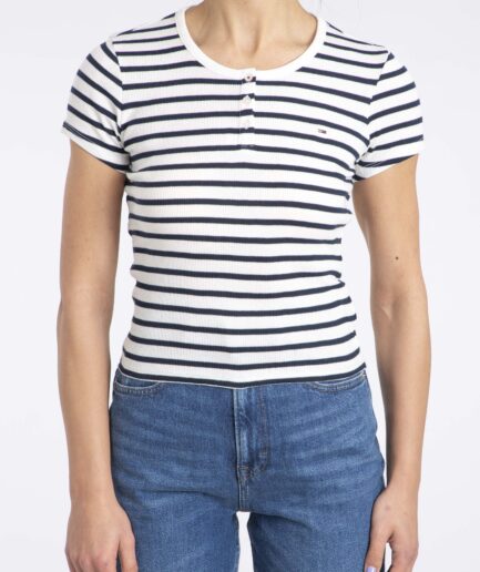 חולצת טי Tommy Jeans לנשים – דגם פסים עם כפתורים