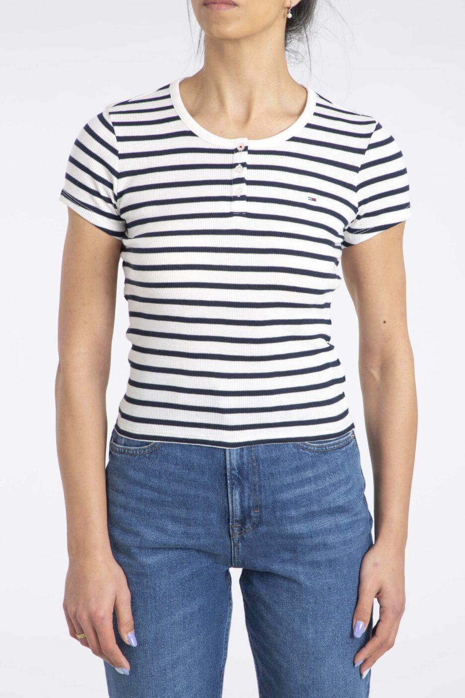 חולצת טי Tommy Jeans לנשים – דגם פסים עם כפתורים