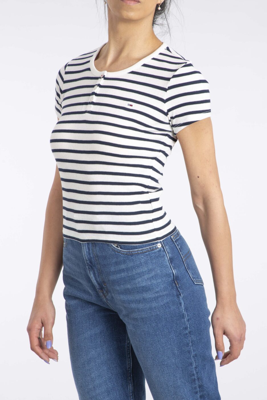 ⁦חולצת טי Tommy Jeans לנשים – דגם פסים עם כפתורים⁩ – תמונה ⁦4⁩