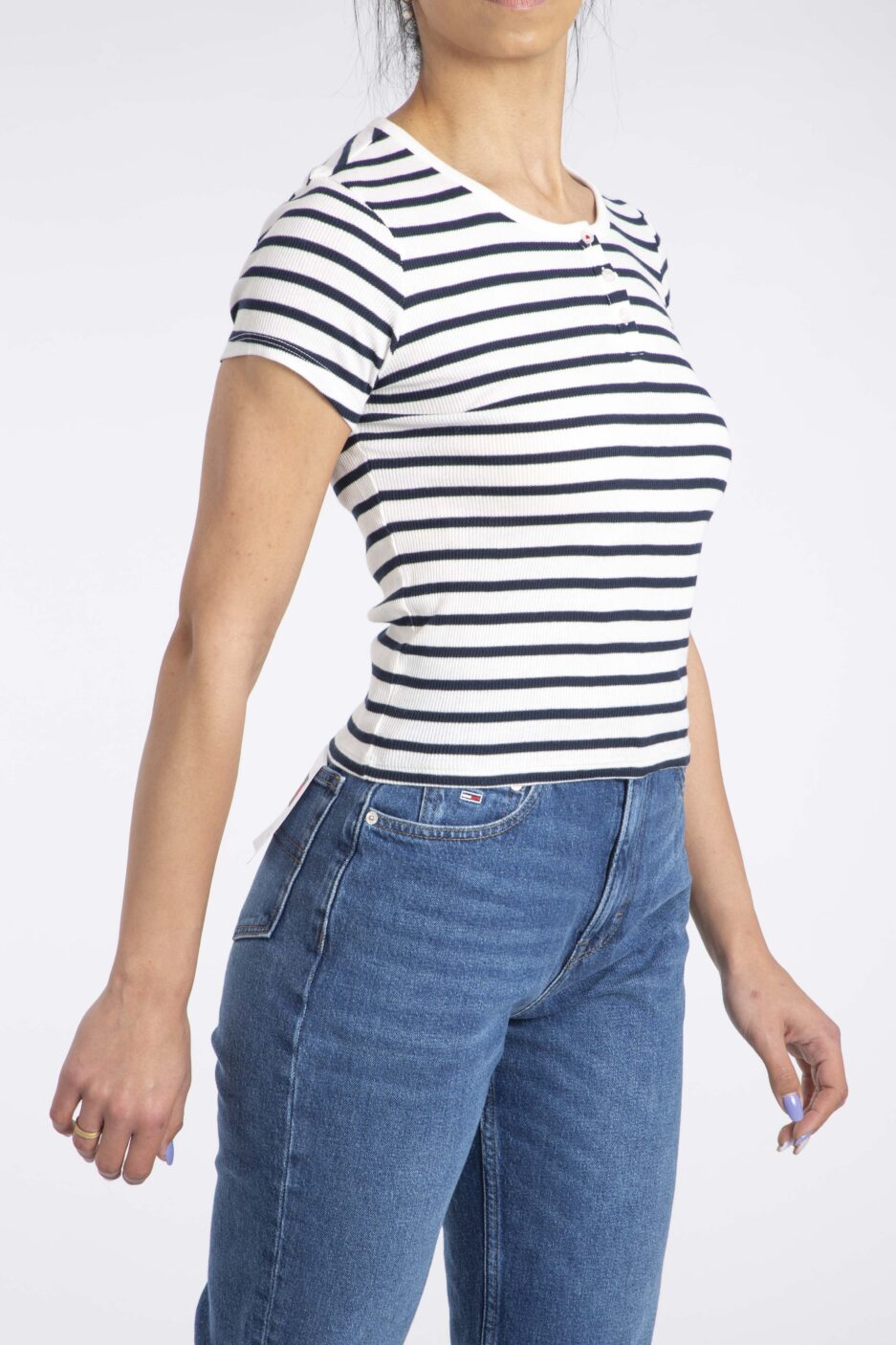 ⁦חולצת טי Tommy Jeans לנשים – דגם פסים עם כפתורים⁩ – תמונה ⁦5⁩