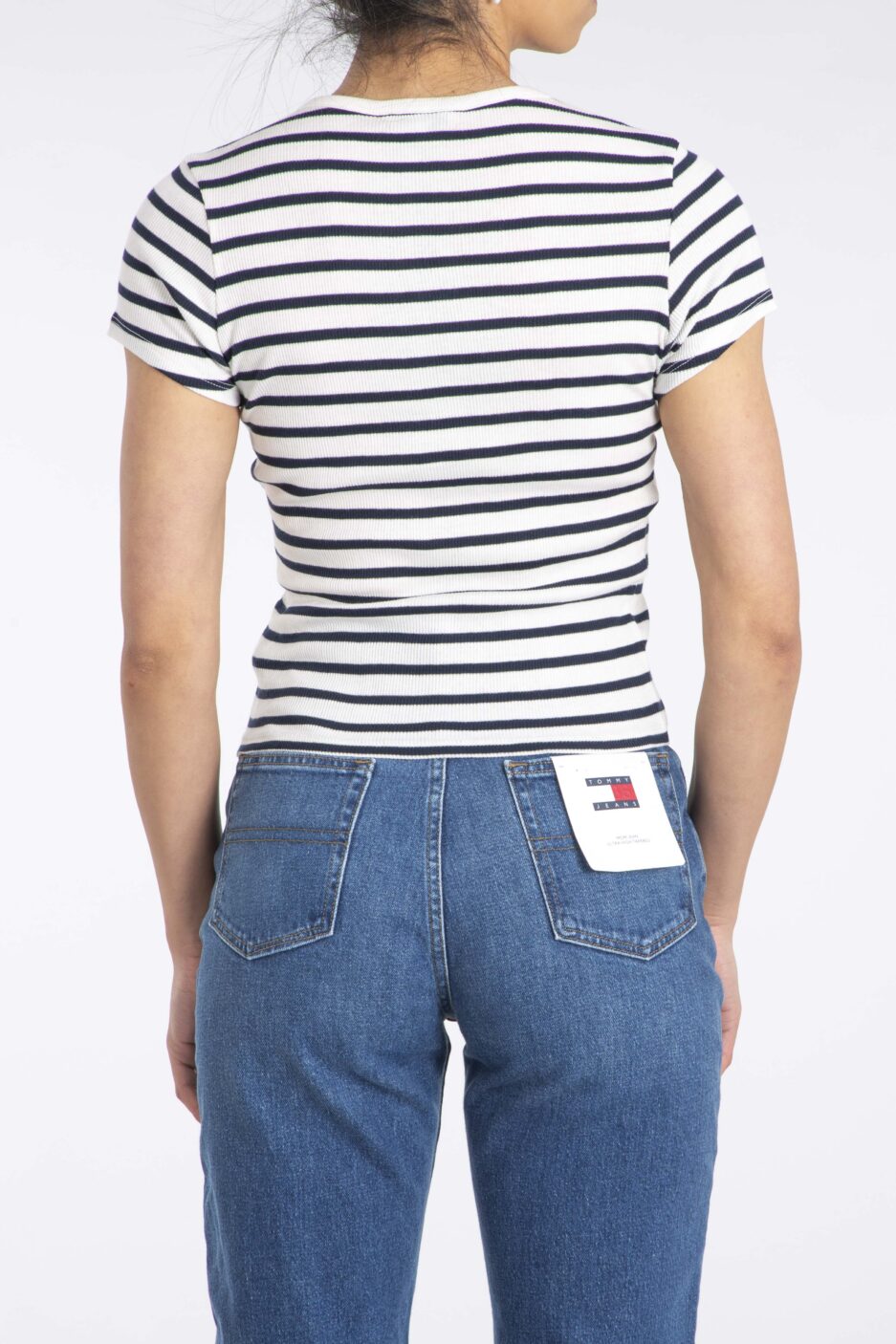⁦חולצת טי Tommy Jeans לנשים – דגם פסים עם כפתורים⁩ – תמונה ⁦8⁩
