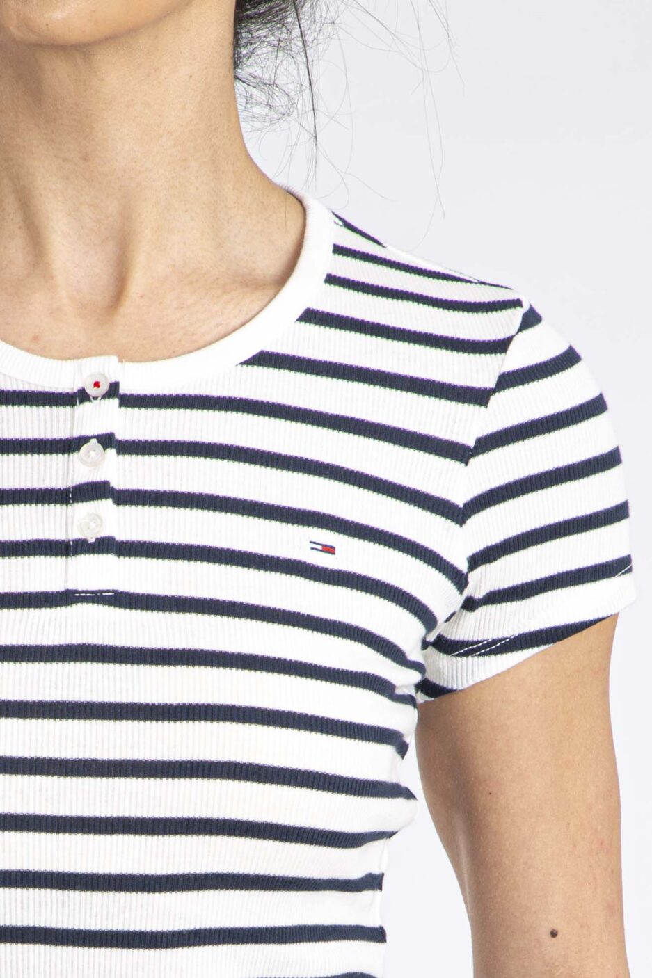 ⁦חולצת טי Tommy Jeans לנשים – דגם פסים עם כפתורים⁩ – תמונה ⁦6⁩