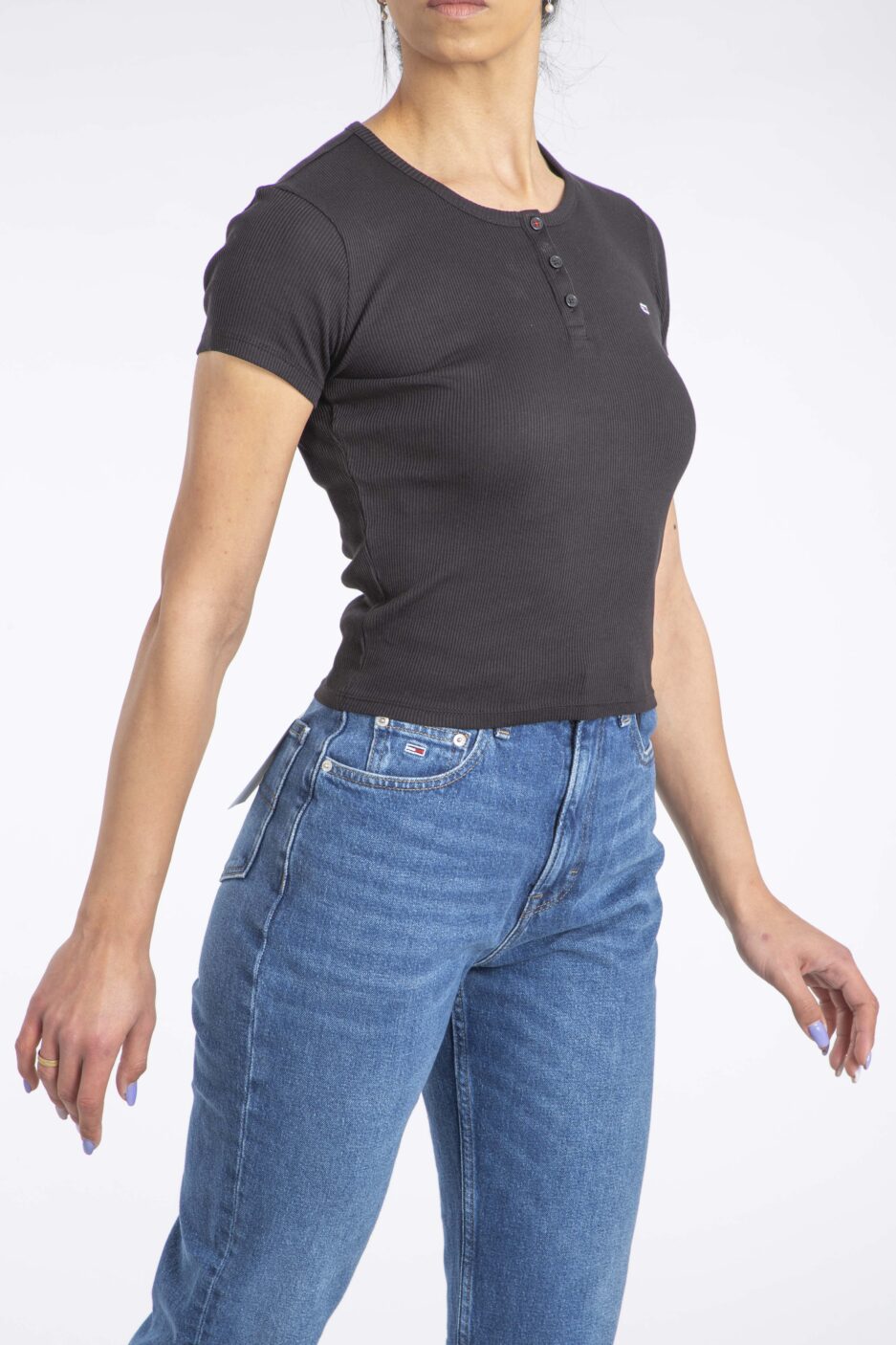 ⁦חולצת טי ריב עם כפתורים Tommy Jeans⁩ – תמונה ⁦4⁩