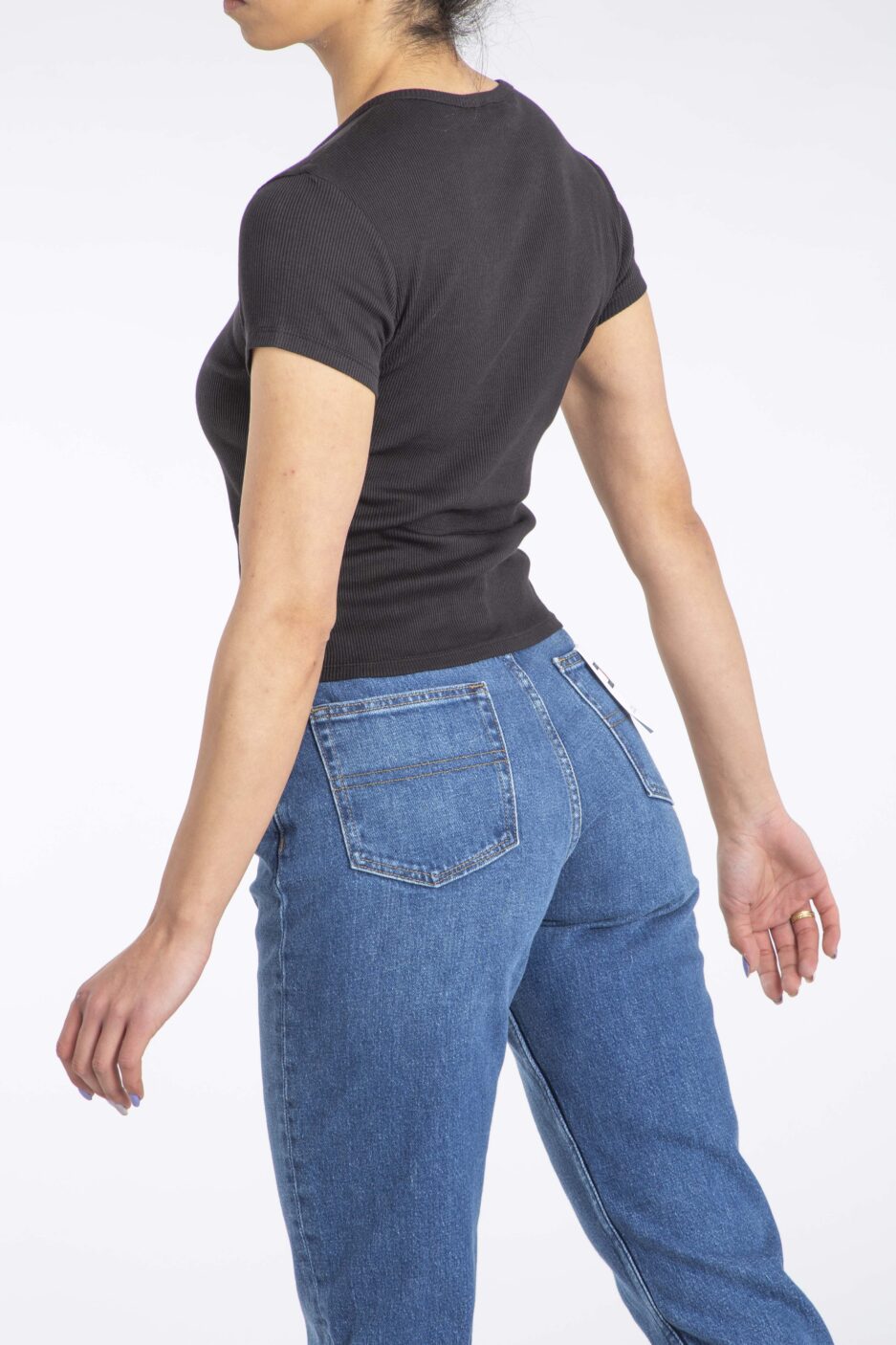 ⁦חולצת טי ריב עם כפתורים Tommy Jeans⁩ – תמונה ⁦2⁩