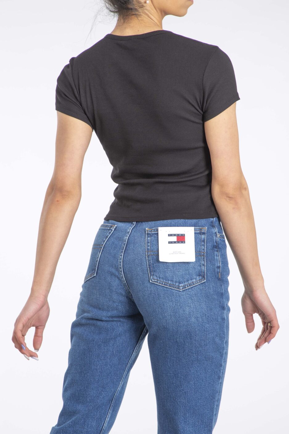 ⁦חולצת טי ריב עם כפתורים Tommy Jeans⁩ – תמונה ⁦3⁩