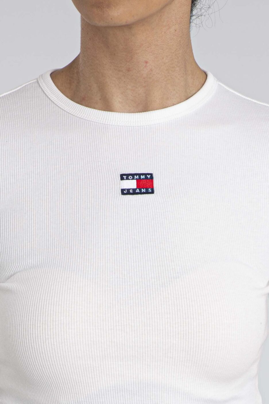 ⁦טי שירט צרה עם סמל מקורי מבית Tommy Jeans⁩ – תמונה ⁦30⁩