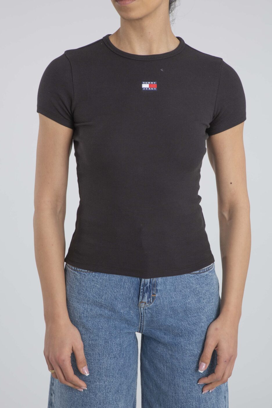 ⁦טי שירט צרה עם סמל מקורי מבית Tommy Jeans⁩ – תמונה ⁦40⁩