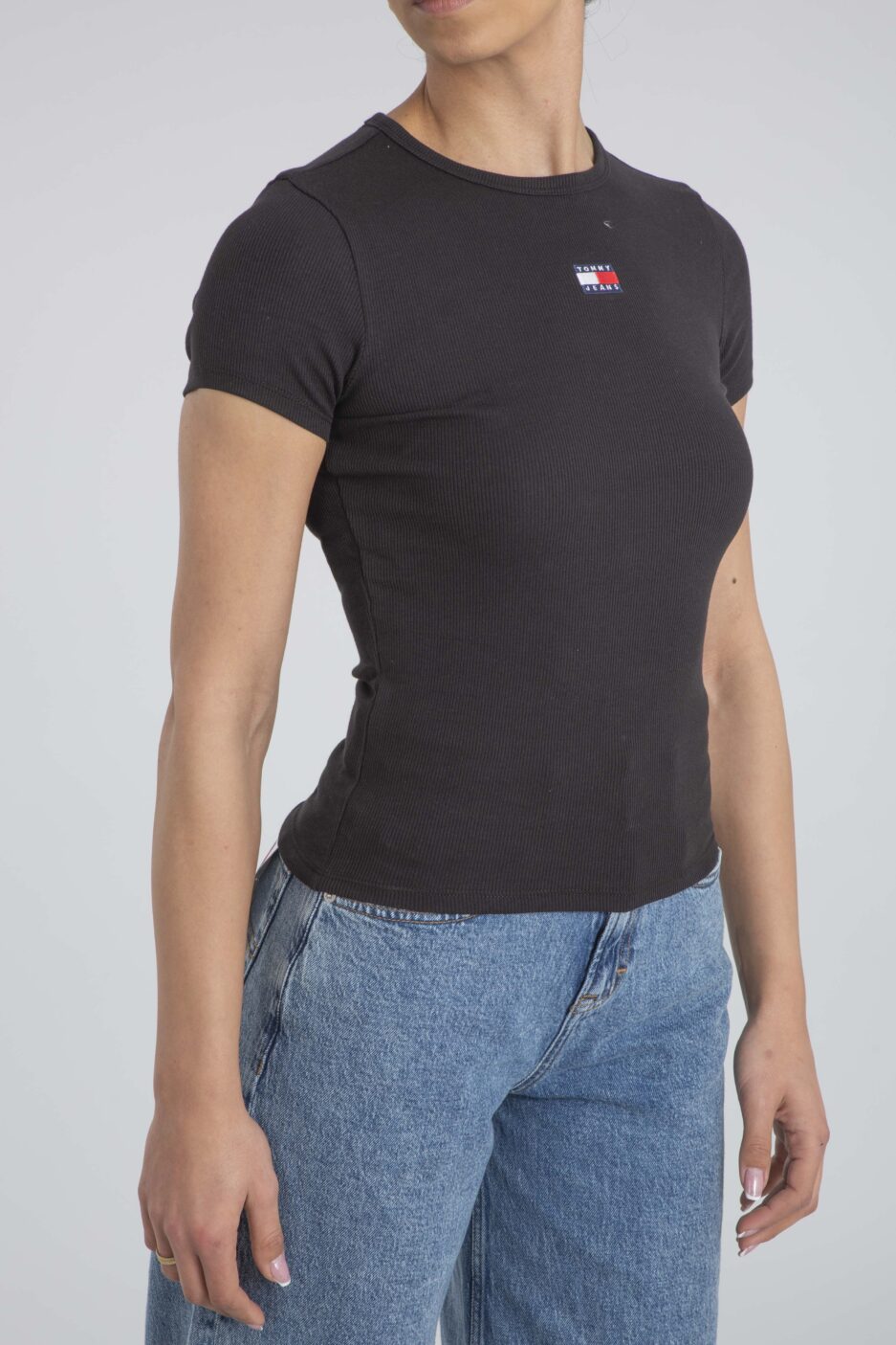 ⁦טי שירט צרה עם סמל מקורי מבית Tommy Jeans⁩ – תמונה ⁦12⁩