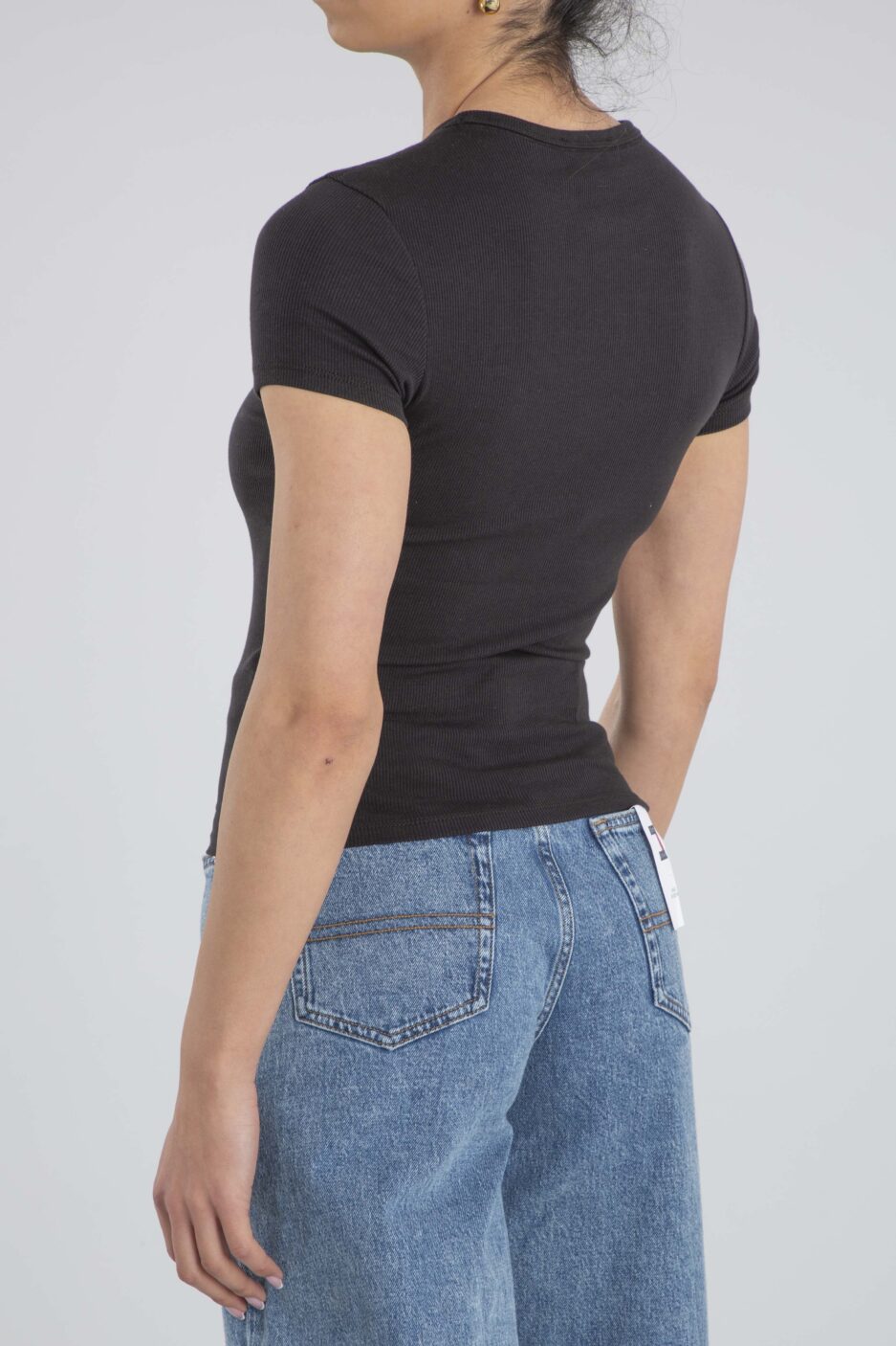 ⁦טי שירט צרה עם סמל מקורי מבית Tommy Jeans⁩ – תמונה ⁦45⁩