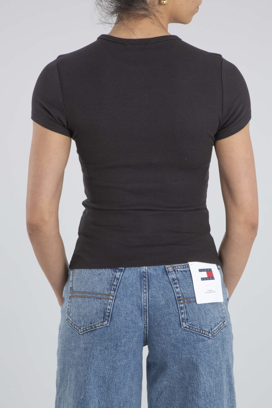 ⁦טי שירט צרה עם סמל מקורי מבית Tommy Jeans⁩ – תמונה ⁦11⁩