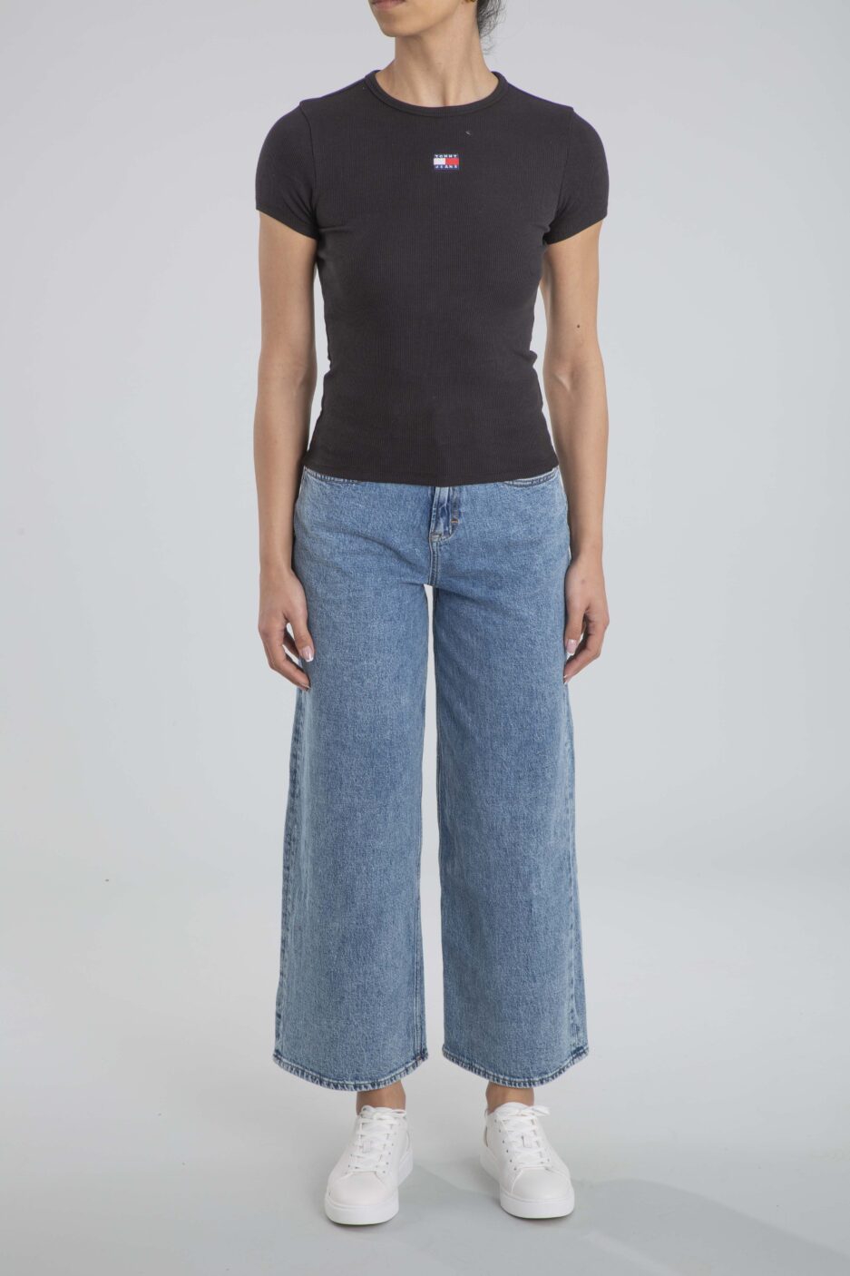 ⁦טי שירט צרה עם סמל מקורי מבית Tommy Jeans⁩ – תמונה ⁦46⁩